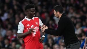 Arteta le da directrices a Saka durante el partido ante el Manchester City