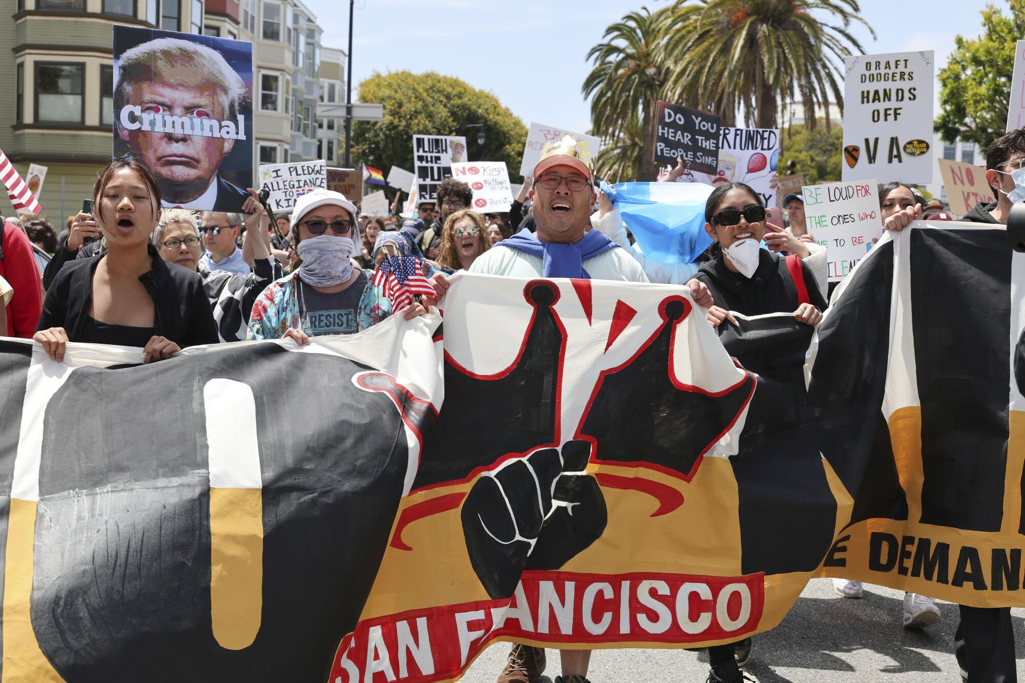 Demonstrators march Saturday, June 14, 2025, in San Francisco. (AP Photo/Benjamin Fanjoy) Associated Press / LaPresse Only italy and spain. EDITORIAL USE ONLY/ONLY ITALY AND SPAIN