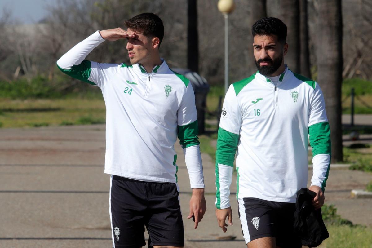 Rubén Alves, a la derecha, junto a Pedro Ortiz en su llegada a un entrenamiento de esta semana.
