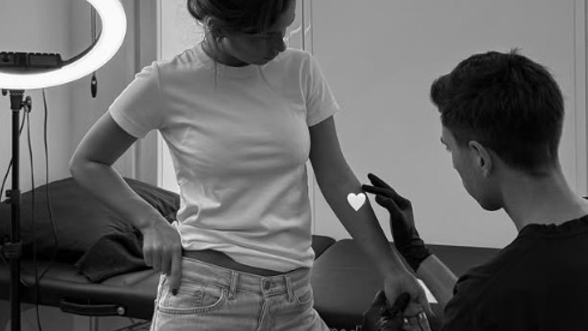 María Pombo se hace un nuevo tatuaje