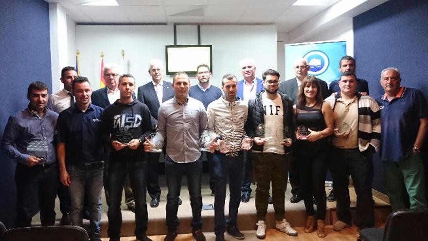 Pilotos premiados y autoridades en la Gala de Fuerteventura.