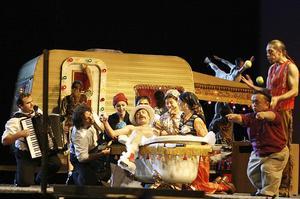 Una escena de l’òpera punk ’El temps dels gitanos’, del realitzador serbi Emir Kusturica, que començarà la seva gira mundial a Cartagena el 19 de juliol en el festival La Mar de Músiques.