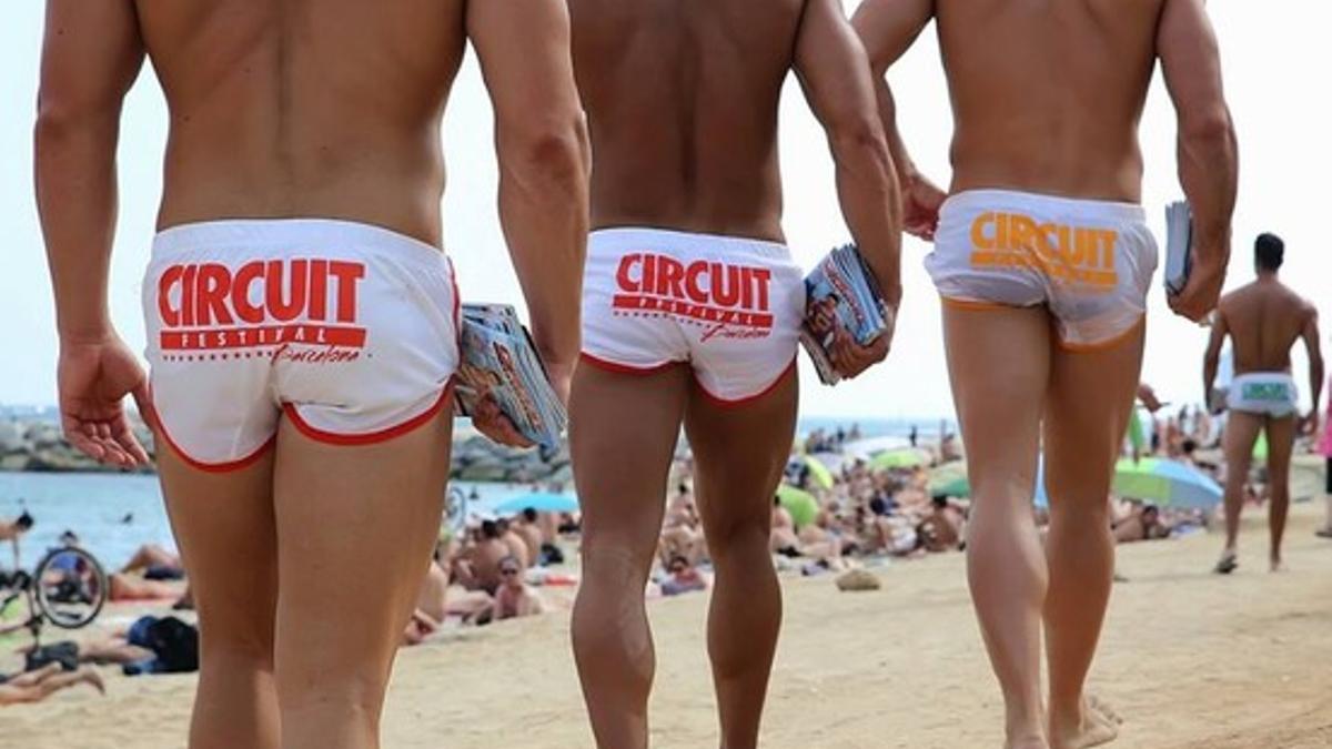 Promoción del festival Circuit gay en las playas de Barcelona.