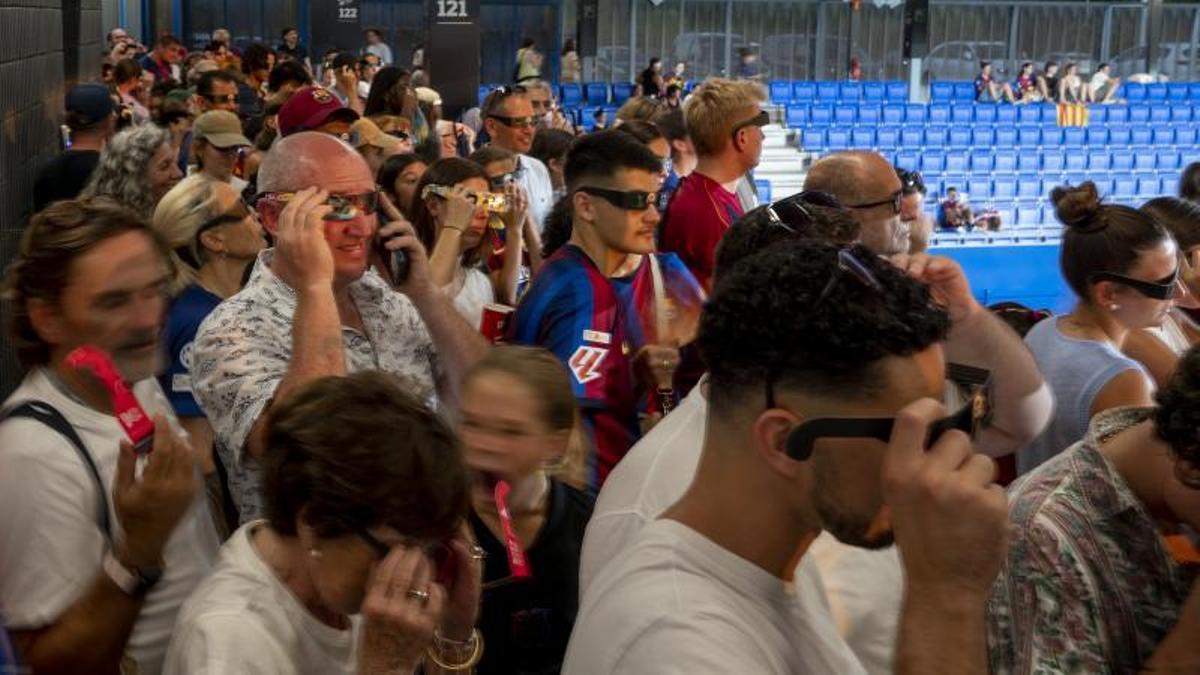 El eclipse solar durante el partido de fútbol amistoso de pretemporada entre el FC Barcelona femenino y el Montpellier.