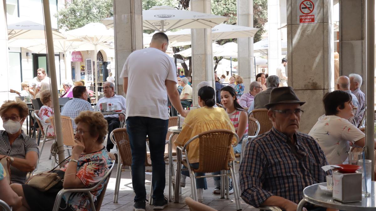 Imagen de archivo de las terrazas de bares y cafeterías que hay en la céntrica plaza Santa Clara de Castelló.