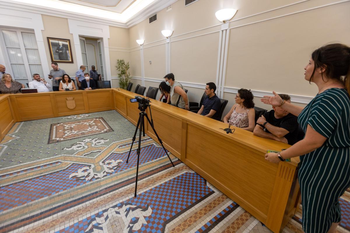 Salón de plenos de Crevillent durante la visita de la vicepresidenta del Consell, Aitana Mas