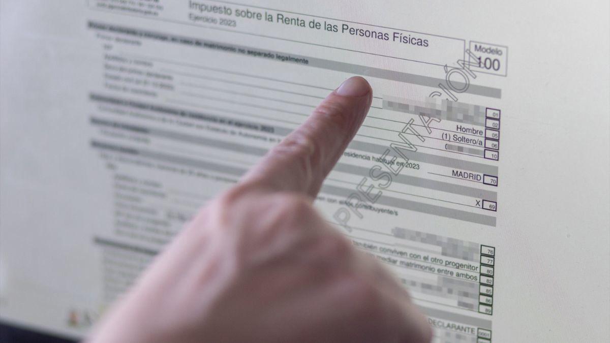 Un ciudadano realiza el borrador de la declaración de la renta.
