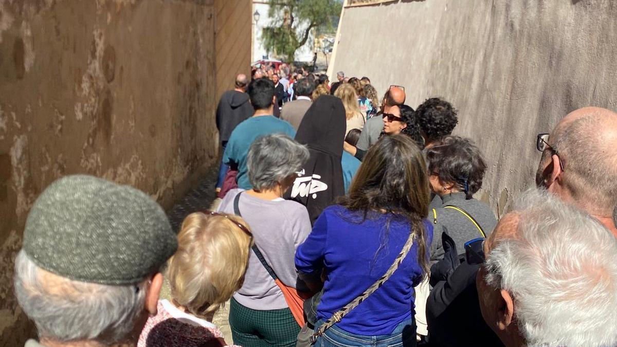 Queues to access the rooms at the Parador de Ibiza.