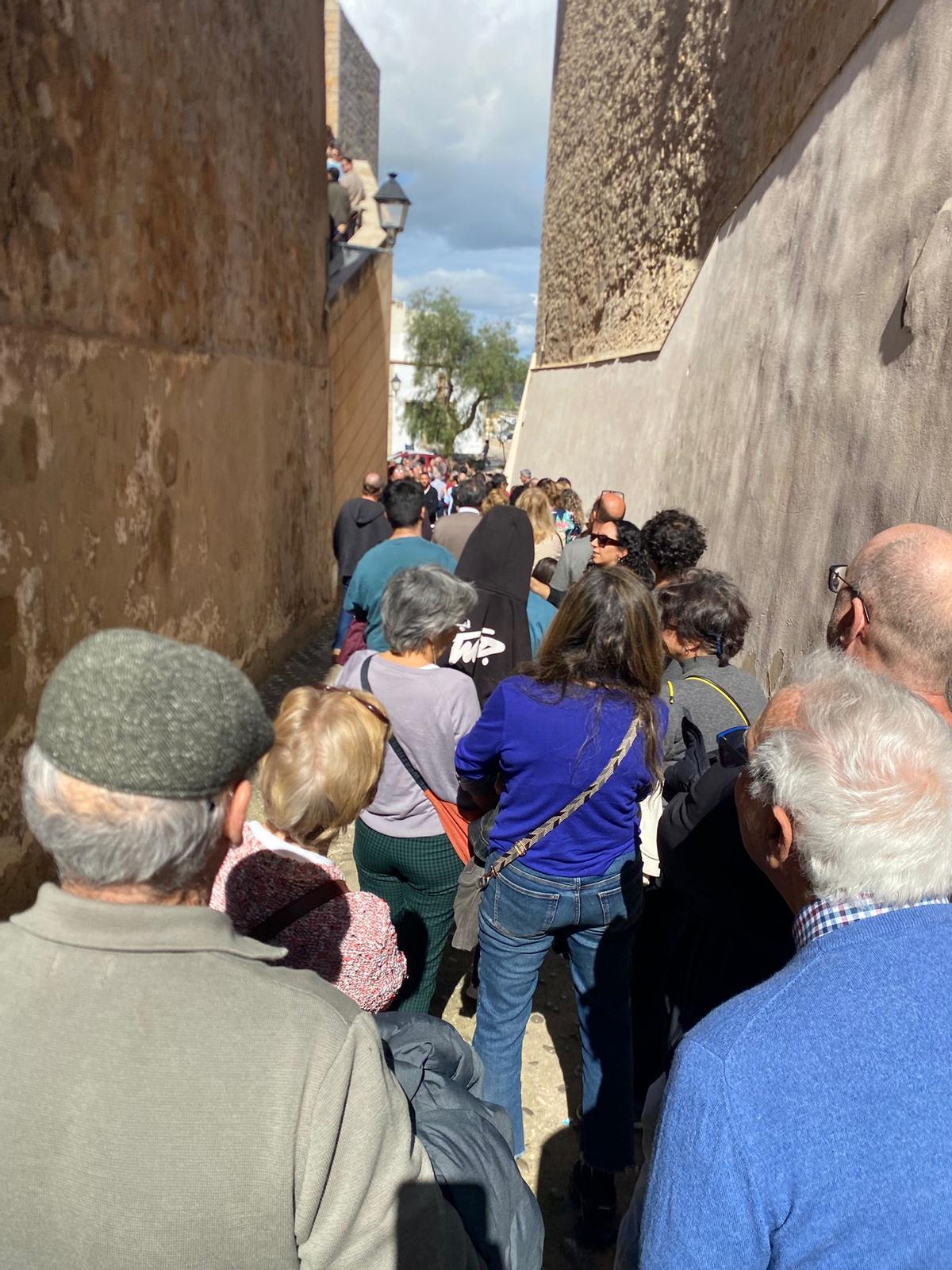 Cola de visitantes para acceder al Parador de Ibiza.