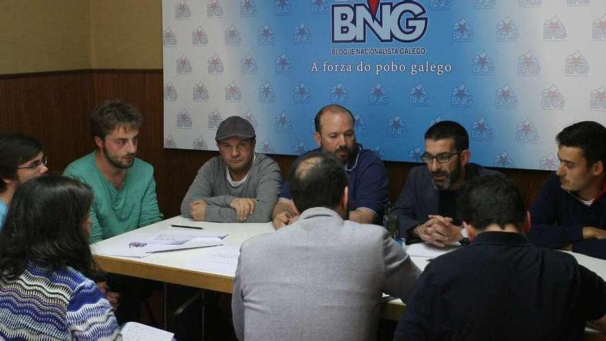 Cornado, Fiuza, Da Torre, Blanco, Vilariño y Lamazares, ayer, en la sede del BNG de Lalín. // Bernabé