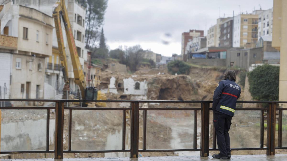 Efectivos del Consorcio Provincial de Bomberos vigilan el barranco de Chiva (del Poyo) el 3 de marzo de 2025.