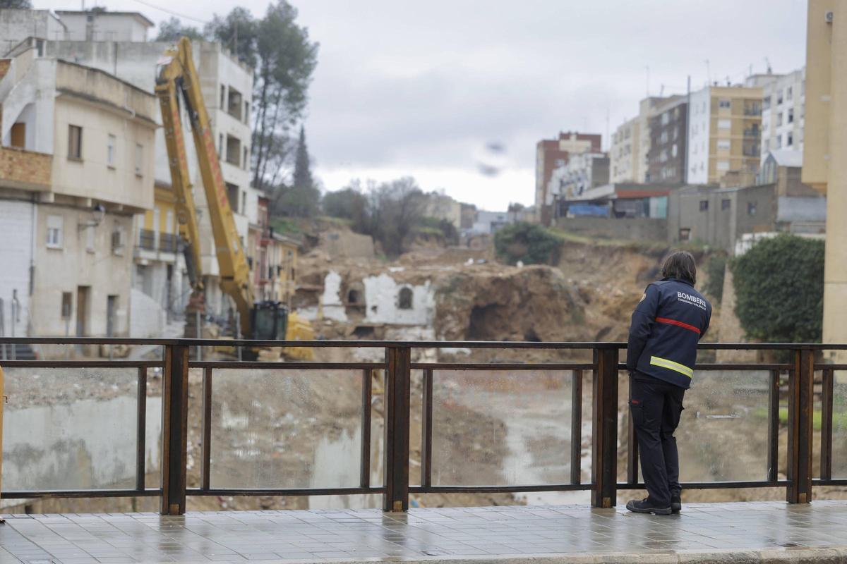 Efectivos del Consorcio Provincial de Bomberos vigilan el barranco de Chiva (del Poyo) el 3 de marzo de 2025.