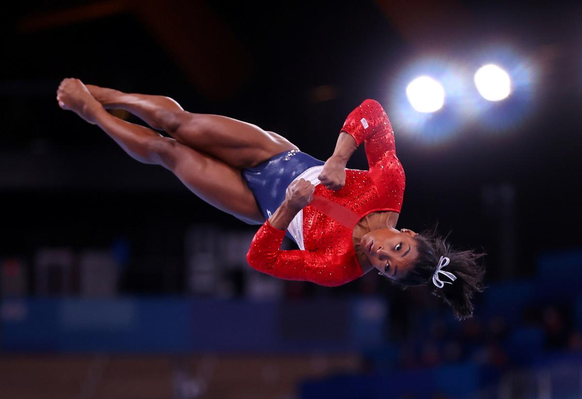 Simone Biles ejecuta un salto.