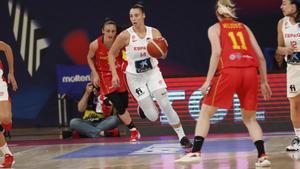 Tel Aviv (Israel), 16/06/2023.- Raquel CARRERA of Spain in action against Bozica MUJOVIC of Montenegro during the FIBA Women’s EuroBasket group stage match between Spain and Montenegro in Tel Aviv, Israel, 16 June 2023. (Baloncesto, España) EFE/EPA/ATEF SAFADI