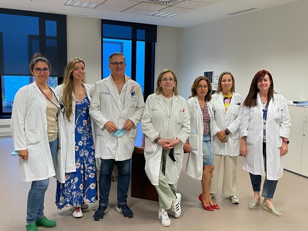 Foto del equipo de cirugía bariatrica del Hospital Alvaro Cunqueiro. De derecha a izda: Raquel Sánchez Santos (jefa de servicio), Sonia Gonzalez Fernandez, Linda Pardellas Rivera, Isabel Otero Martínez  (jefa de seccion), Ignacio Maruri Chimeno, Marta Lopez Otero; Patricia Jove Albores