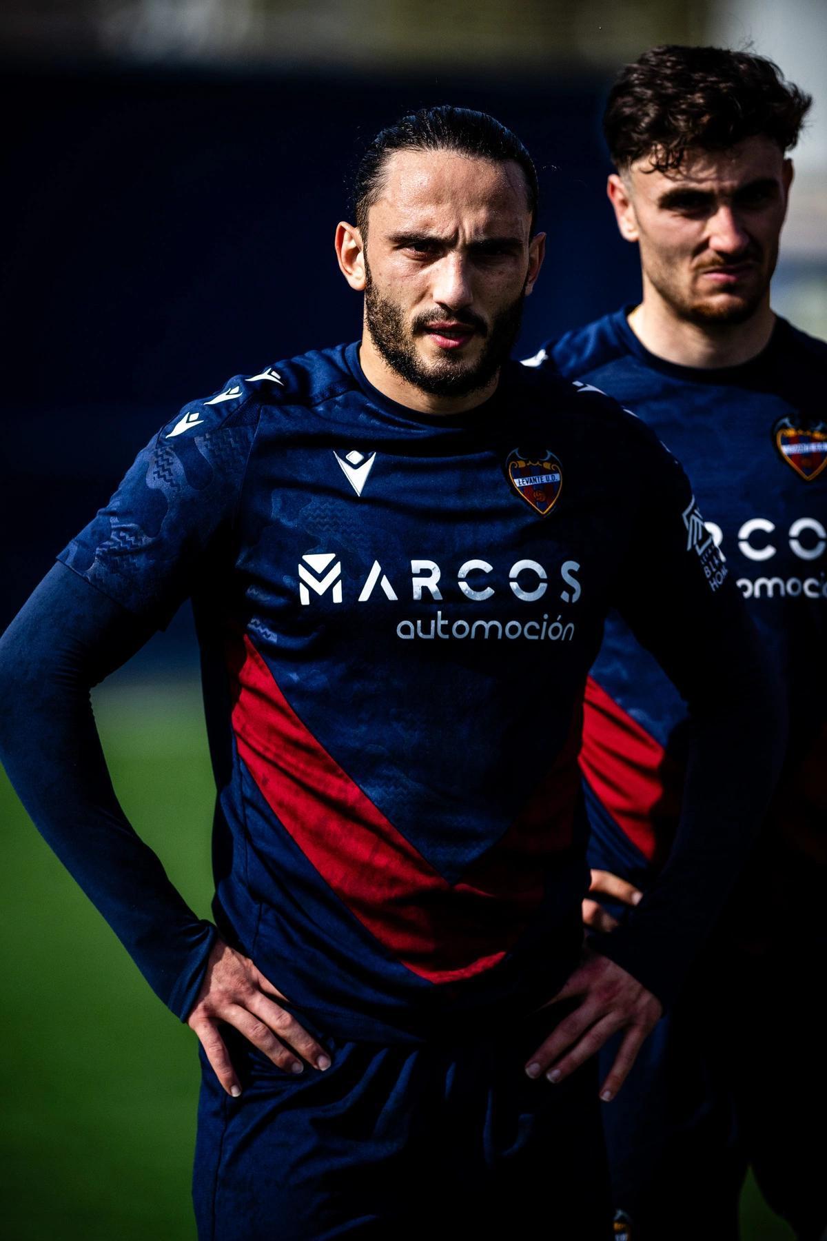 El centrocampista Giorgi Kochorashvili se incorporó este miércoles a los entrenamientos del Levante tras jugar con Georgia.