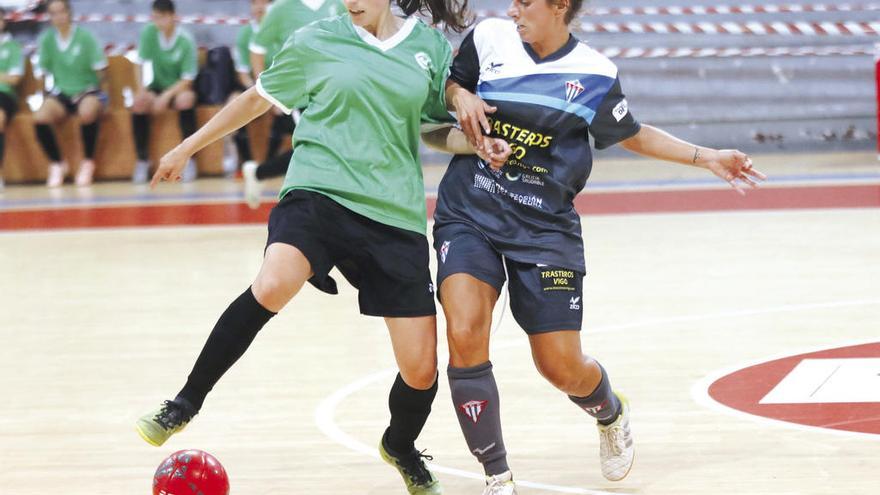 Joana intenta robar un balón a una rival durante el partido de ayer. // Ricardo Grobas