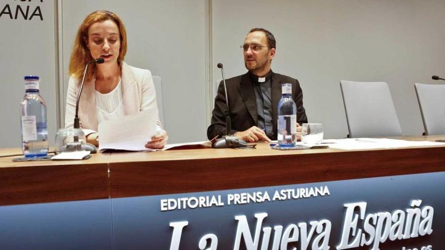 Anabel Llamas y José Gabriel Vera, ayer, durante la conferencia del director de la oficina de información de los obispos españoles.