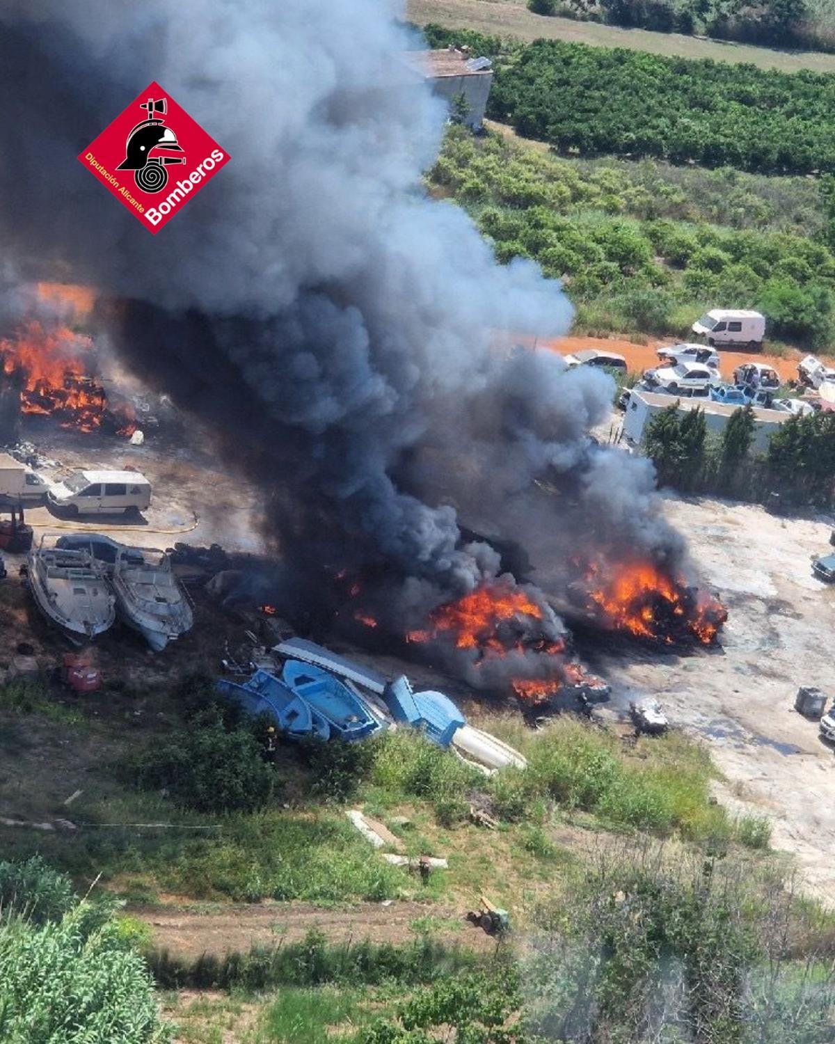 Las imágenes del incendio en el desguace de El Verger