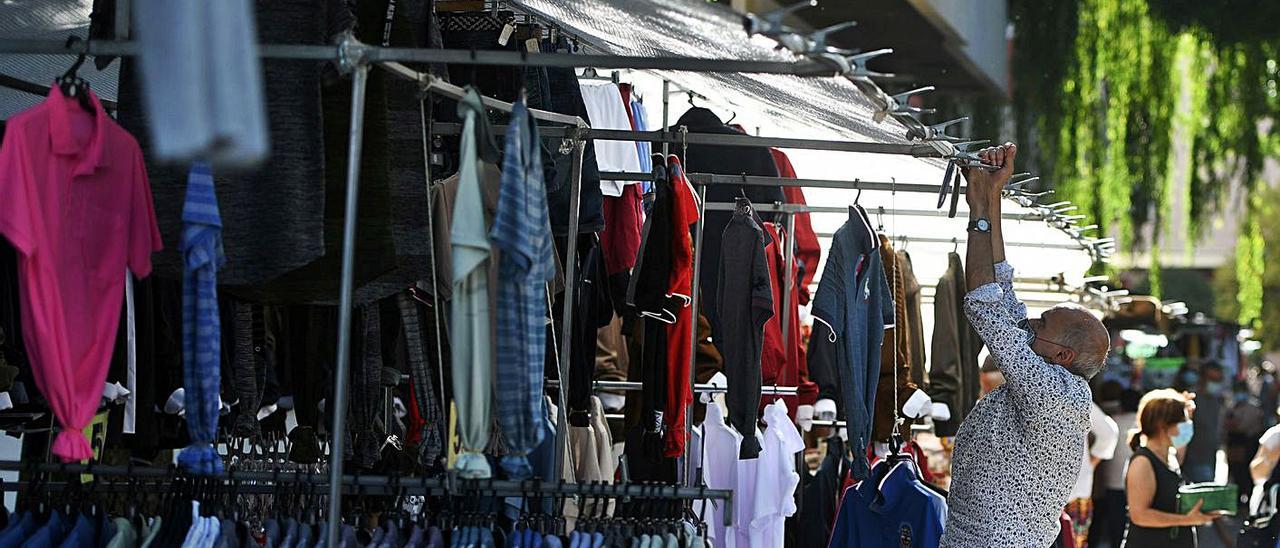 El mercadillo en la zona de Campolongo, adonde se mueve cuando hay eventos deportivos.   | // G.SANTOS