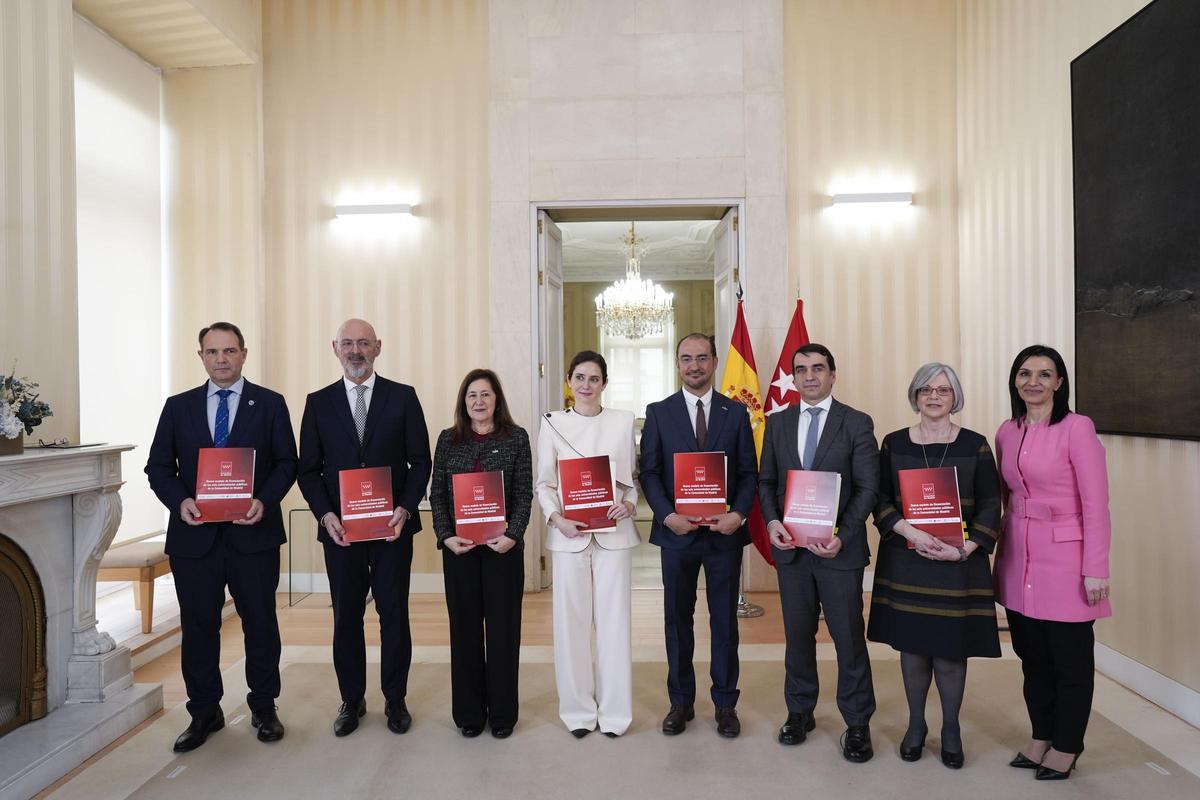 La presidenta de la Comunidad de Madrid, Isabel Díaz Ayuso (centro), y la consejera de Educación, Mercedes Zarzalejo (dcha.), con los rectores de las universidades públicas madrileñas.