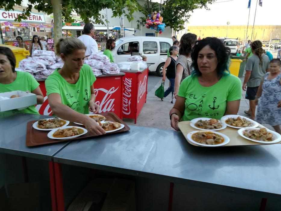 La langosta casa con el pollo en la multitudinaria cena marinera  de Cala Rajada