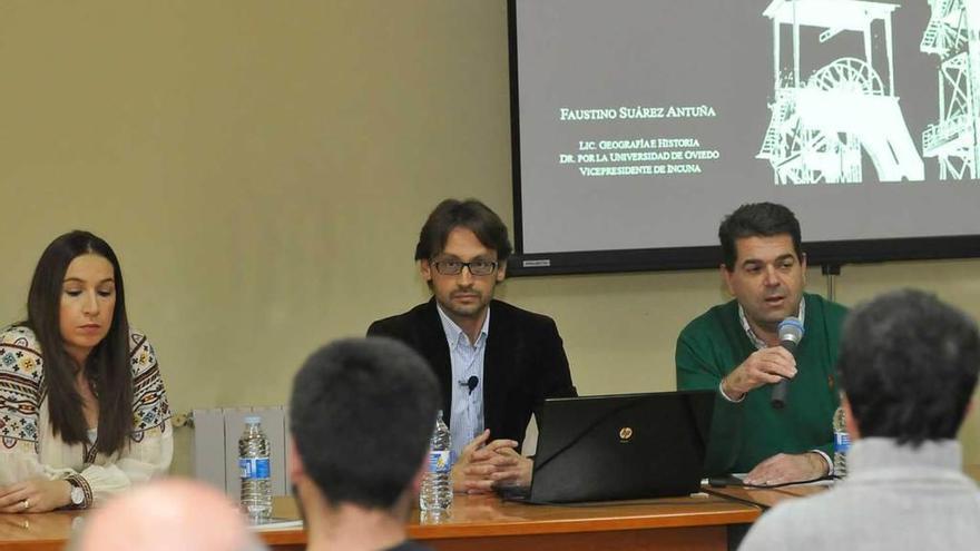 María Alonso, Faustino Suárez Antuña y José Ramón M. Ardines, durante la conferencia, en El Entrego.