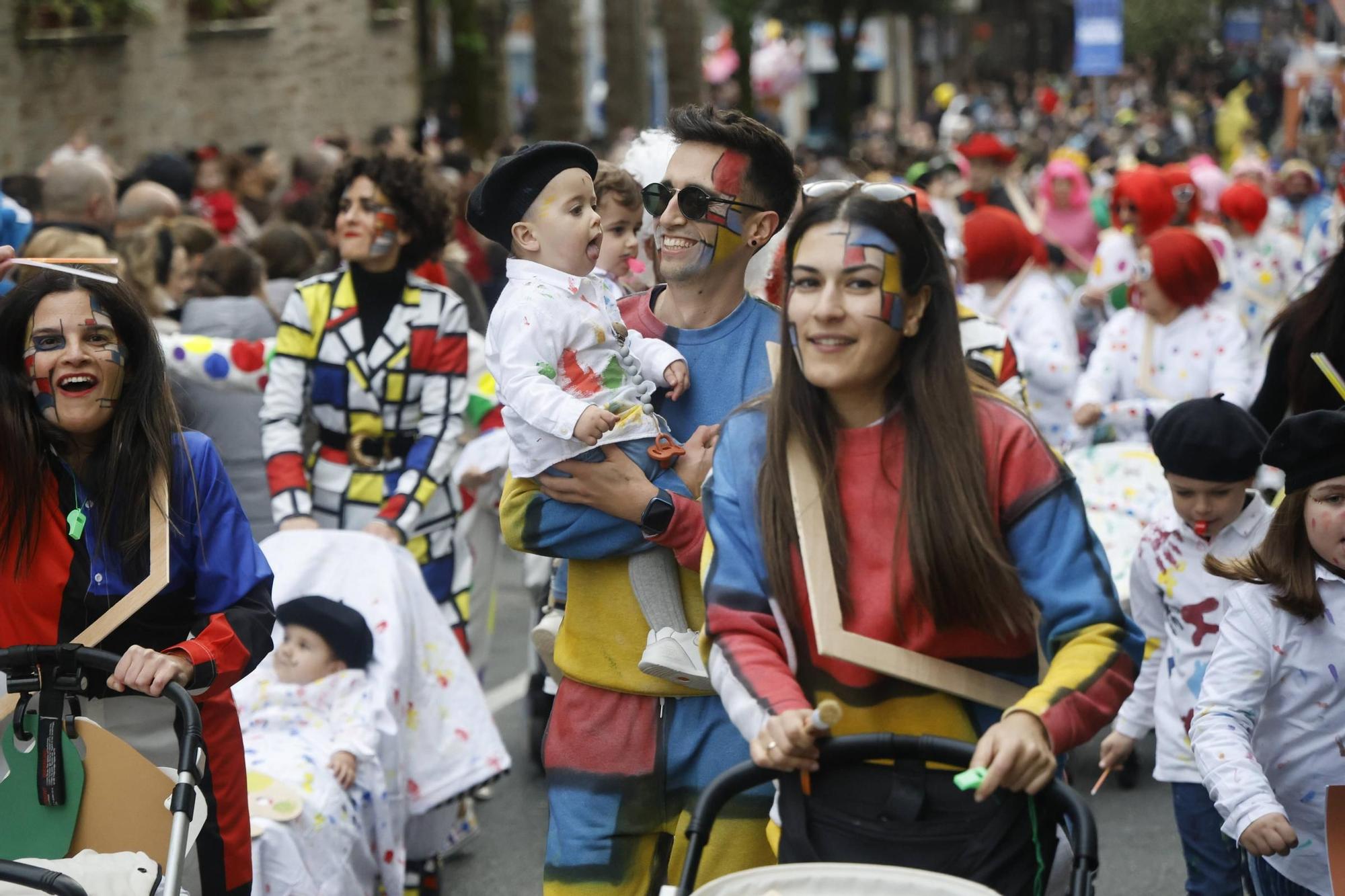 Santiago disfruta del tradicional desfile de martes de Entroido