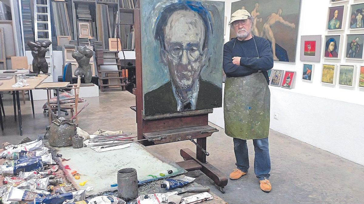 Guerrero Medina, en el seu taller, amb el retrat de Machado que ha donat a l’Ajuntament de Baeza.