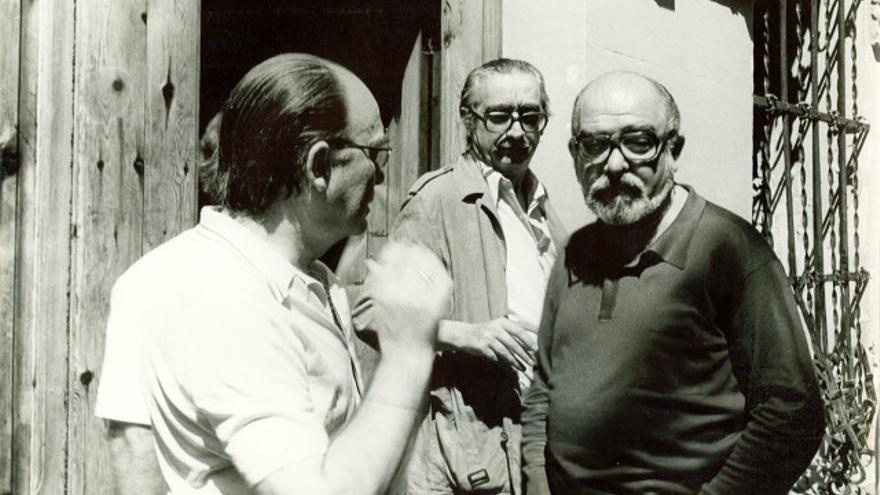 Estellés con Vicent Ventura y Joan Fuster tras el atentado que sufrió el escritor de Sueca en su vivienda.