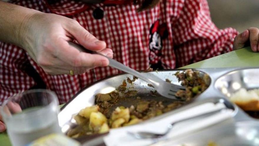 Una niña se alimenta en un comedor escolar. |  // EFE