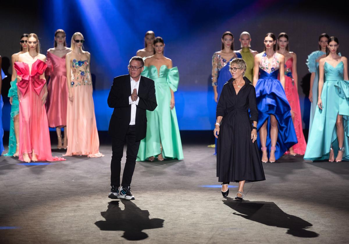El diseñador Hannibal Laguna (i) durante el desfile de Hannibal Laguna en la 82º edición de Mercedes-Benz Fashion Week Madrid, en Ifema de Madrid, a 19 de septiembre de 2025, en Madrid (España). La edición de este año se celebra del 17 al 21 de septiembre y conmemora el 40 aniversario de la pasarela. La colección para el próximo verano 2026 de Isabel Sanchís es una colección ecléctica, basada en dos pilares fundamentales para la firma, los volúmenes de la arquitectura y la convivencia propia de la cultura japonés, que explora los valores opuestos como la tradición y la modernidad, la estructura y la fluidez, la disciplina y el desafío y el pasado y futuro. 19 SEPTIEMBRE 2025;MBFW; Eduardo Parra / Europa Press 19/09/2025. HANNIBAL LAGUNA;Eduardo Parra