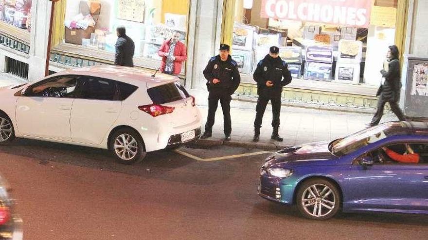 Una patrulla local, vigilando ayer el tráfico en Habana. // Iñaki Osorio