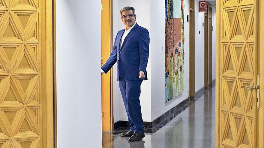 Román Rodríguez, ayer entrando en el despacho de Presidencia en su primer día como vicepresidente y consejero de Hacienda .