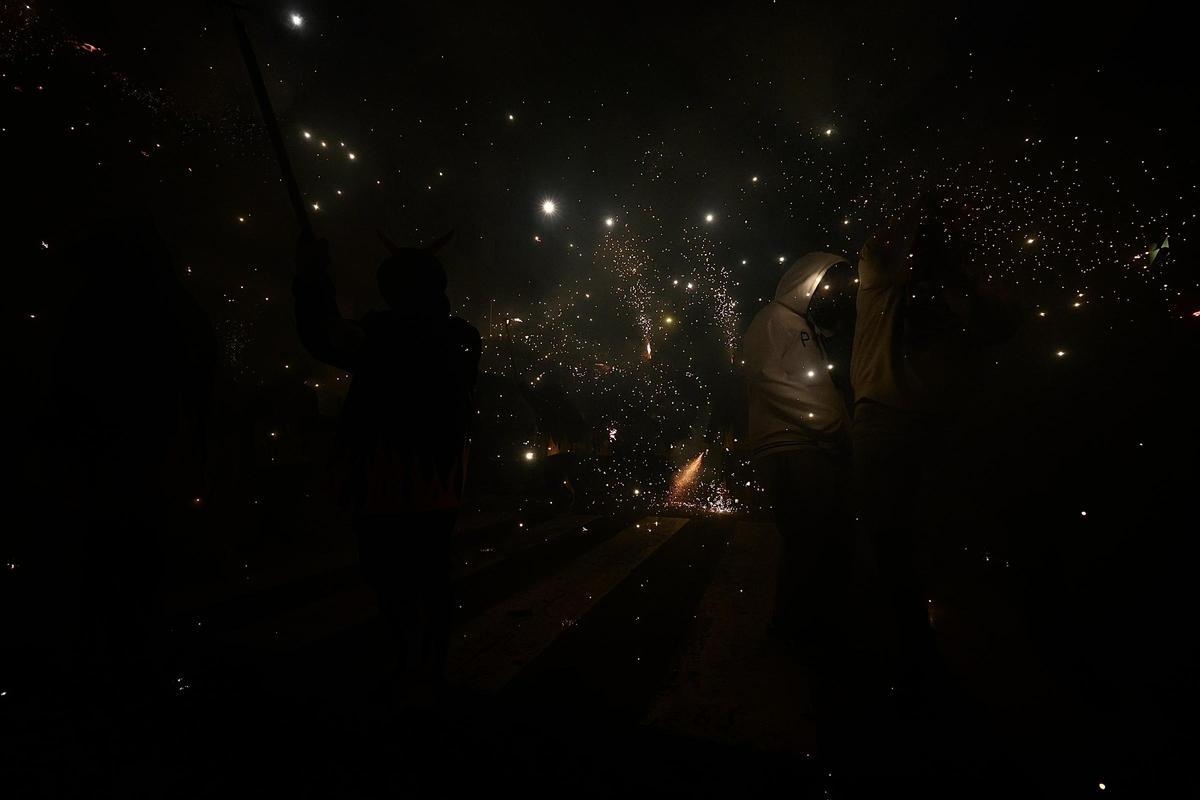 Galería: El correfocs de Dimonis de la Plana recorre las calles de Castelló