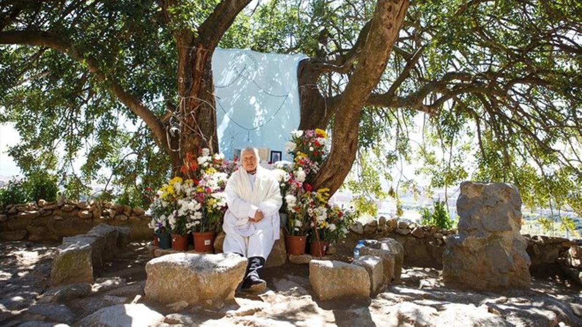 Treinta años rezando en la montaña de Montigalà, en Badalona