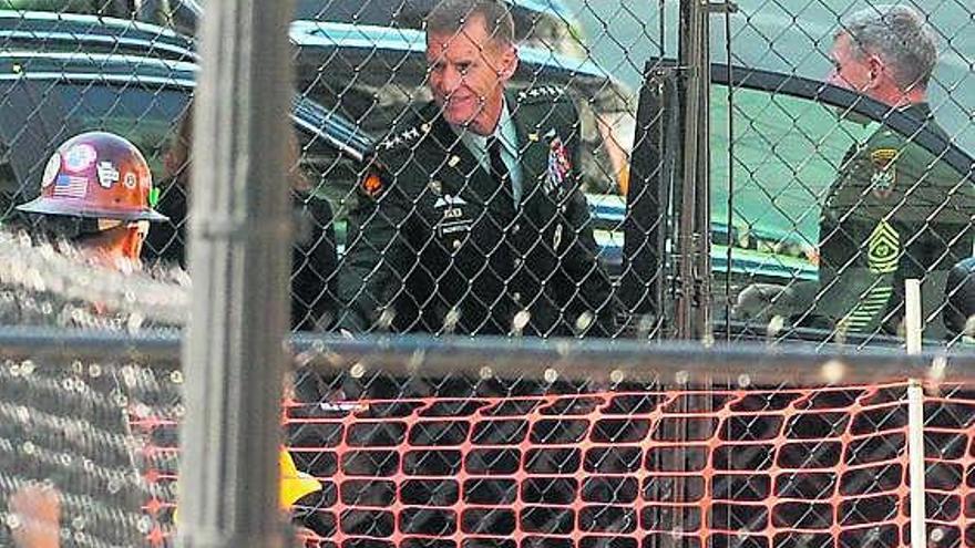 El hasta ayer jefe de las tropas de EE UU en Afganistán, Stanley McChrystal, llega a la Casa Blanca para ser destituido.