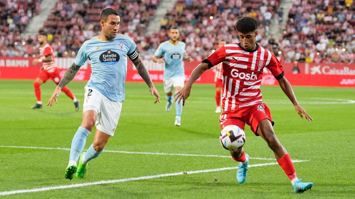 Óscar Ureña frente a Hugo Mallo en un partido entre Girona y Celta de Vigo