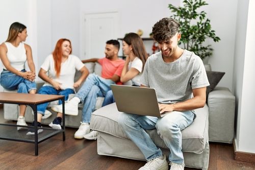 Jóvenes estudiantes universitarios comparten un piso en alquiler.