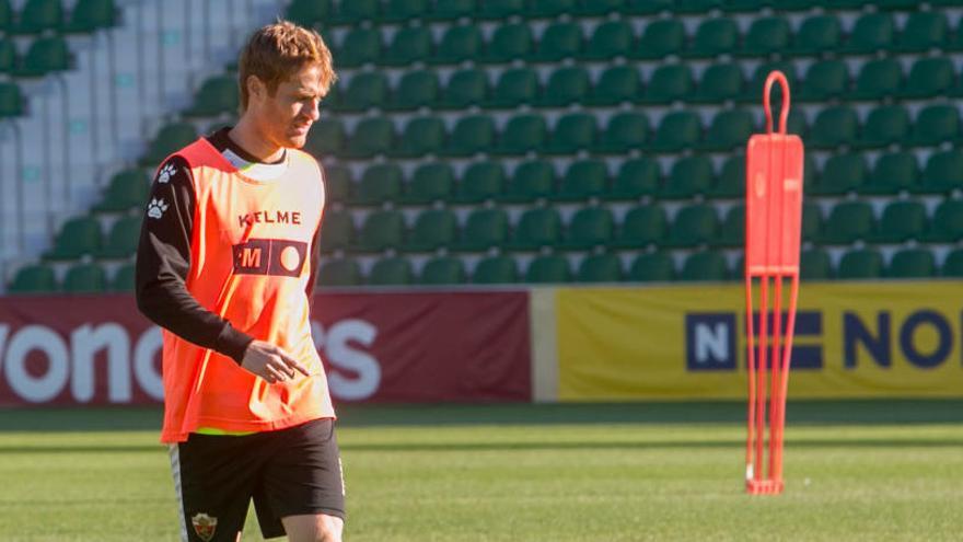 El centrocampista franjiverde Álex Fernández, durante el entrenamiento