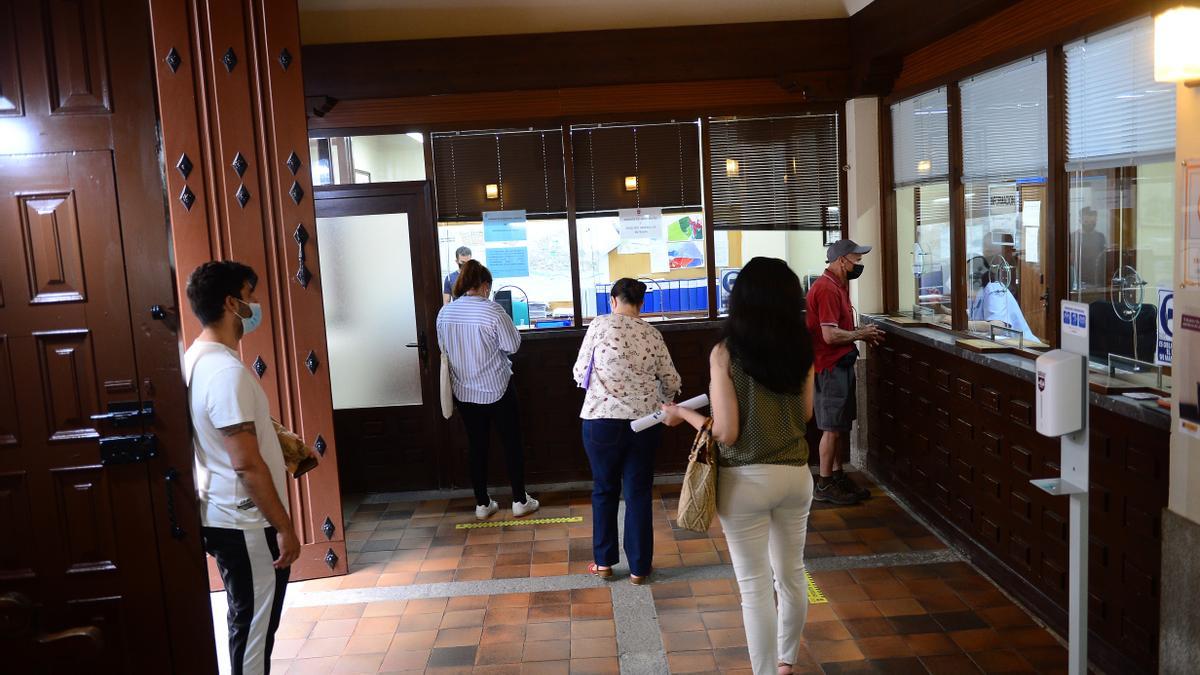 Personas, esperando ayer ante el registro municipal del ayuntamiento.