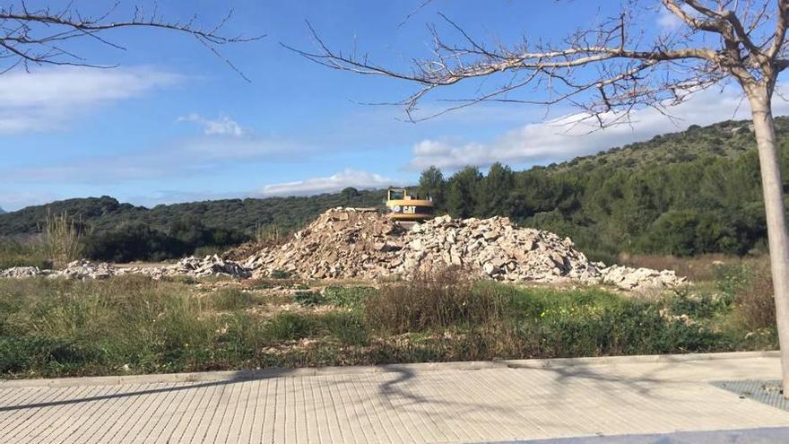 Los escombros se depositan en un solar ubicado en la segunda línea.