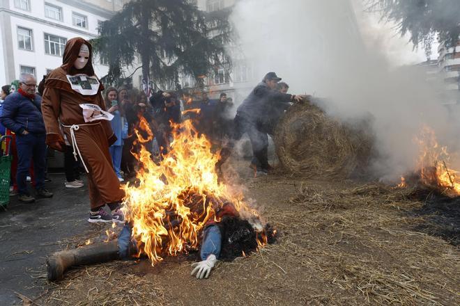 FOTOS: Tensión en la marcha de los ganaderos asturianos por Oviedo para protestar contra el pacto entre la UE y Mercosur
