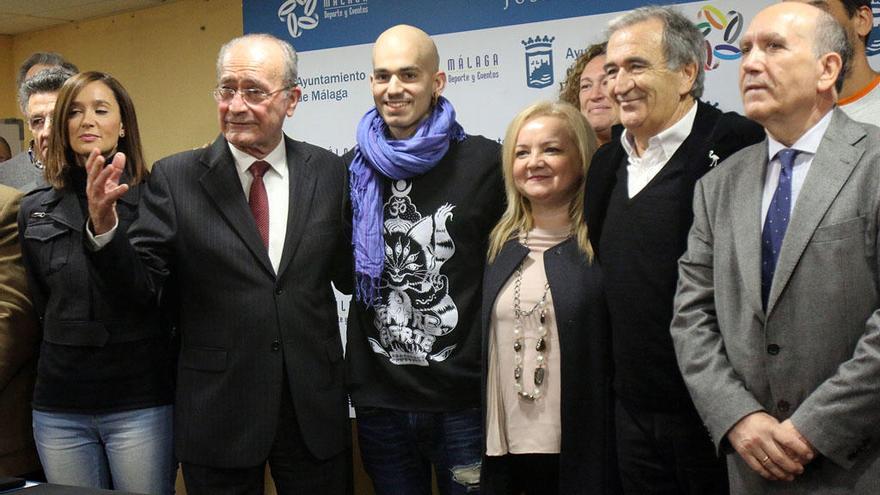 Pablo Ráez será el abanderado de España en los próximos Juegos Mundiales para Trasplantados. El propio Ráez asistió ayer a una reunión que se celebró en el Palacio de Deportes junto al alcalde de Málaga, Francisco de la Torre, y la concejala de Deportes, Elisa Pérez de Siles