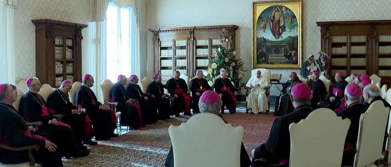 El Papa Francisco, en el centro, con Sanz Montes a su lado, a la derecha, y el resto de obispos españoles que participaron en la “visita ad limina”.