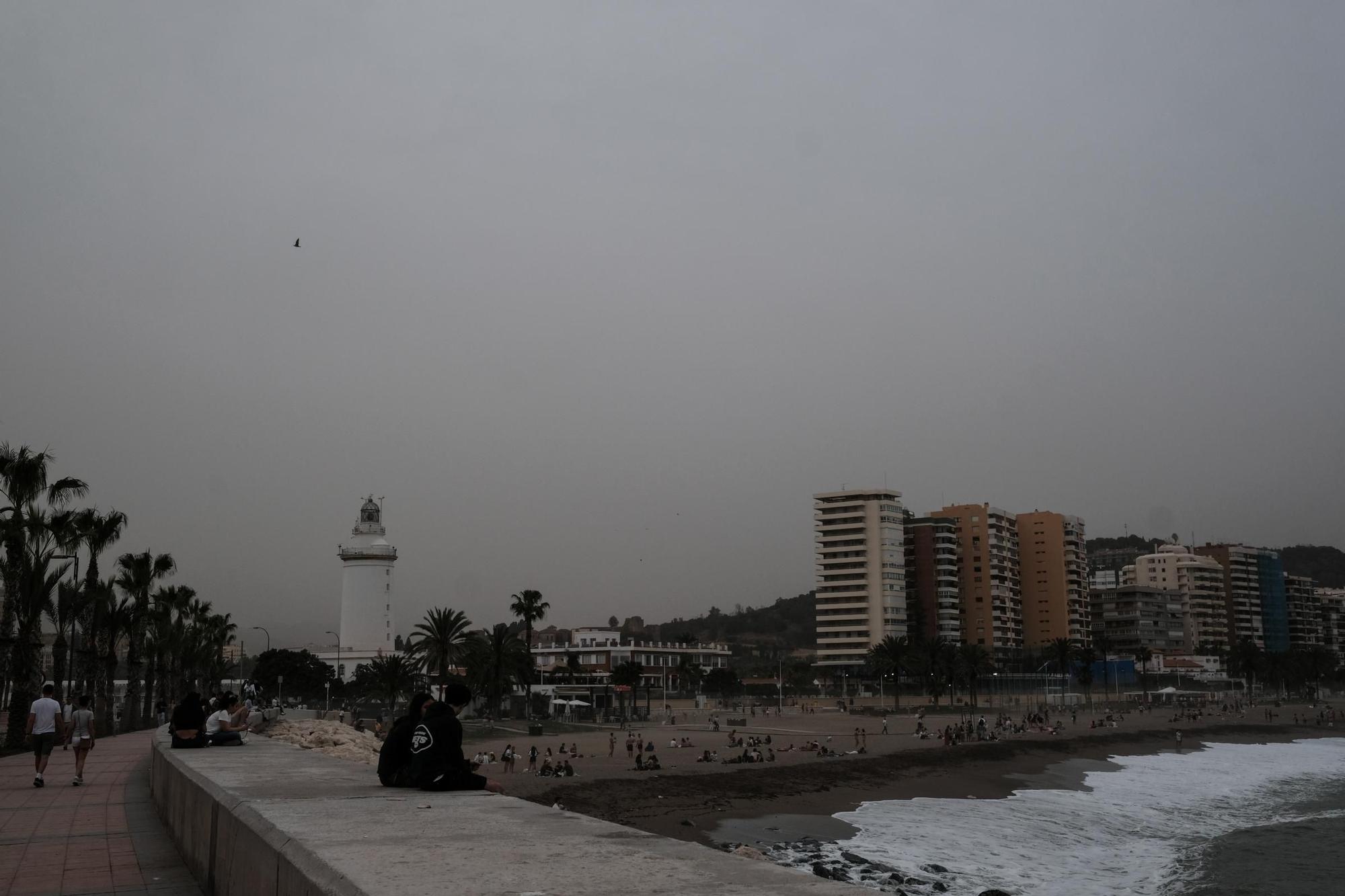 La calima vuelve a cubrir  Málaga capital