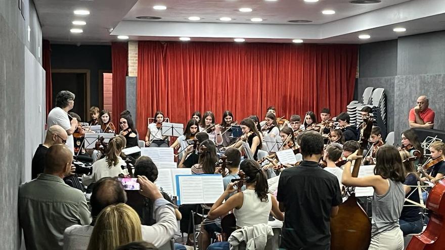 Los jóvenes seleccionados, junto a otros intérpretes, durante un ensayo en Xàtiva.