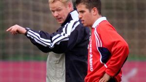 Koeman da instrucciones a Van der Vaart recién llegado al banquillo del Ajax en el 2001.