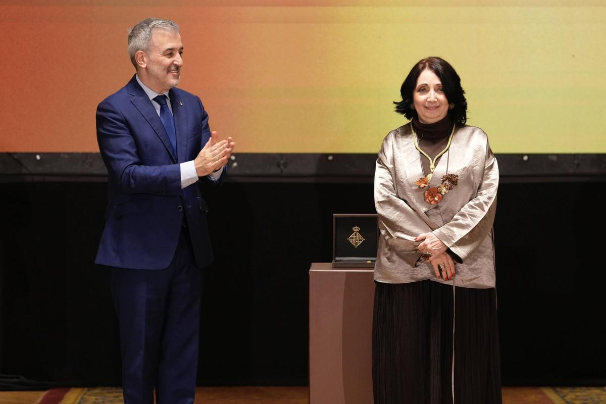 El alcalde de Barcelona, Jaume Collboni, entrega la medalla de oro al mérito cultural a Marisol Schulz, directora de la FIL de Guadalajara