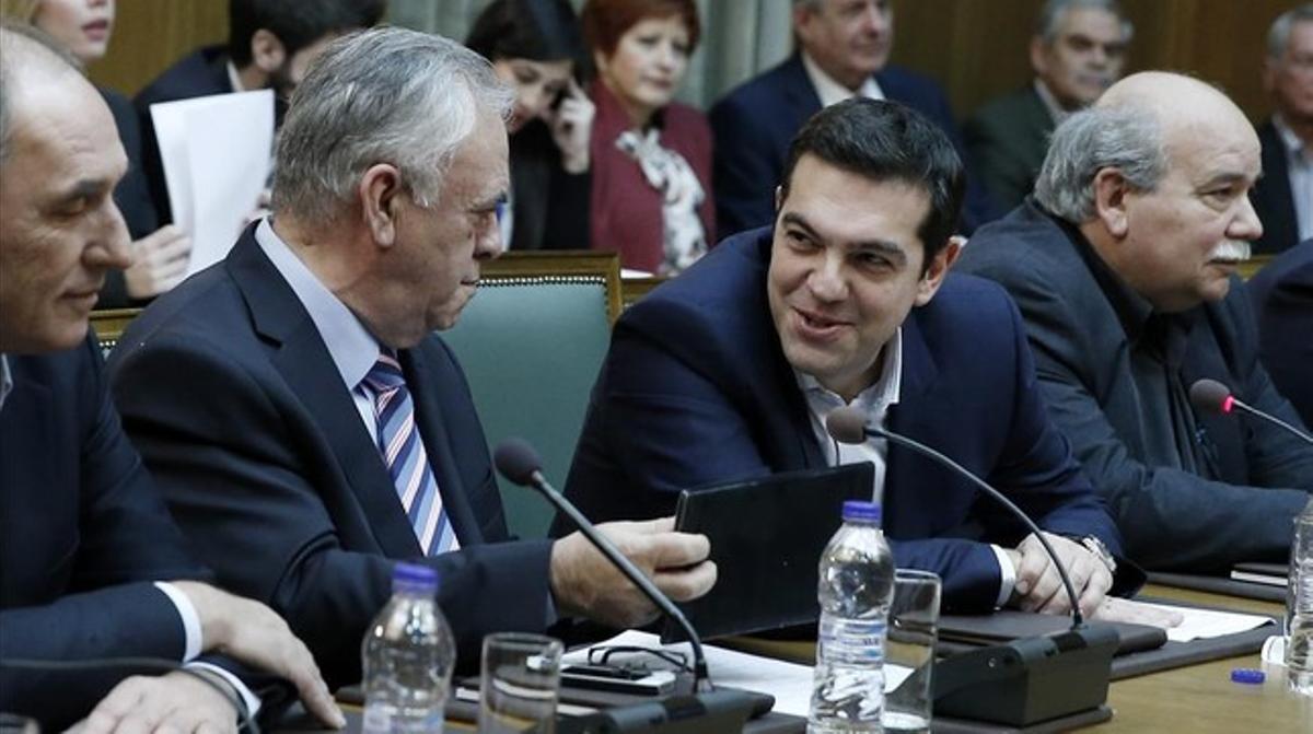 Tsipras (segundo por la derecha) habla con el viceprimer ministro, Yannis Dragasakis, en la primera reunión del Consejo de Ministros, este miércoles en Atenas.